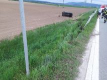 Auto u Rudoltic vystřelilo ze silnice do pole, skončilo na boku a uvěznilo tříčlennou posádku. Ta měla štěstí, okolo jel hasič a další lidé ochotní pomoci