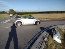 Dva motorkáři se v neděli odpoledne zranili po srážce jejich motocyklu s autem