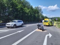 Čtyřkolka narazila do stromu, pro řidiče letěl vrtulník. Osobní automobil se střetl s motocyklistou, došlo ke zranění