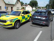 Při nehodě dvou aut v Hlinsku, jedno z vozů narazilo do lampy