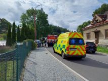 Při nehodě dvou aut v Hlinsku, jedno z vozů narazilo do lampy