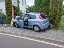 Při nehodě dvou aut v Hlinsku, jedno z vozů narazilo do lampy