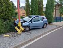 Při nehodě dvou aut v Hlinsku, jedno z vozů narazilo do lampy