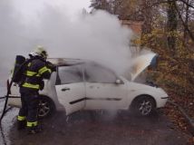 Technická závada na topení způsobila požár automobilu. Řidiči se naštěstí nic nestalo