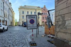 Mercedes parkoval na Perštýnském náměstí na místě, kde měla vyrůst konstrukce pro velkoplošnou obrazovku