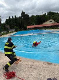 Počasí vodním radovánkám nepřálo, přesto byl na koupališti v Písečné čilý ruch