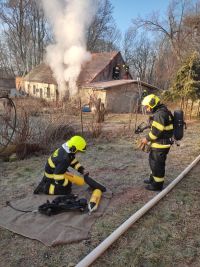 Obrazem: V Přestavlkách ohnivý kouhout zachvátil dům, majitelka se nadýchala zplodin