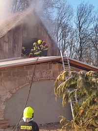 Obrazem: V Přestavlkách ohnivý kouhout zachvátil dům, majitelka se nadýchala zplodin