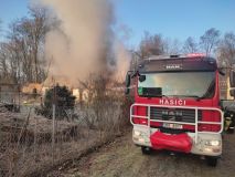 Obrazem: V Přestavlkách ohnivý kouhout zachvátil dům, majitelka se nadýchala zplodin