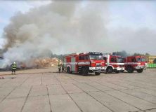 Obrazem: V Dražkovicích hořela skládka dřevěného odpadu