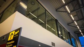 Je hotovo. Druhé nadzemní podlaží Terminálu Jana Kašpara na pardubickém letišti se otevírá