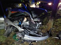 Vrtulník zasahoval u Líšnice. Auto zde čelně narazilo do stromu