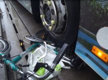 Vážná nehoda na Masarykově náměstí v Pardubicích - cyklista vjel pod trolejbus