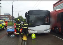 Vážná nehoda na Masarykově náměstí v Pardubicích - cyklista vjel pod trolejbus