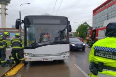 Vážná nehoda na Masarykově náměstí v Pardubicích - cyklista vjel pod trolejbus