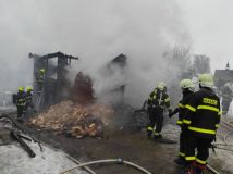 V Opatovci se vzňala kůlna se zvířectvem, starým nábytkem, dřevem a uloženými tlakovými nádobami