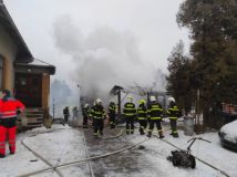 V Opatovci se vzňala kůlna se zvířectvem, starým nábytkem, dřevem a uloženými tlakovými nádobami