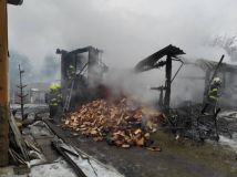 V Opatovci se vzňala kůlna se zvířectvem, starým nábytkem, dřevem a uloženými tlakovými nádobami