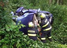 Obrazem: Auto vystřelilo ze silnice, skutálelo se ze srázu a skončilo schované ve křoví. Díky svědkům se posádka dočkala pomoci