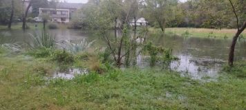 V Pardubickém kraji již spadlo přes 150 mm vody, na několika místech již toky dosáhly třetího povodňového stupně, a pršet ještě nepřestane, silničáři uzavírají některé úseky