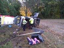 Tragická nehoda, při které zemřel spolujezdec a řidič skončil v nemocnici, se stala na silnici v Tisové. Auto skončilo na boku, střechou ke stromu