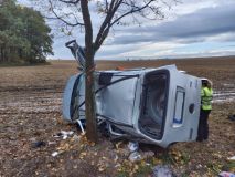 Tragická nehoda, při které zemřel spolujezdec a řidič skončil v nemocnici, se stala na silnici v Tisové. Auto skončilo na boku, střechou ke stromu