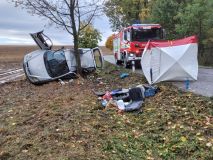 Tragická nehoda, při které zemřel spolujezdec a řidič skončil v nemocnici, se stala na silnici v Tisové. Auto skončilo na boku, střechou ke stromu