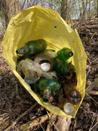 V Pohádkové zahradě jaro zahájili úklidem svého okolí. Z přírody odnesli kila plastu, plechovek, ale i injekční stříkačky