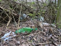 V Pohádkové zahradě jaro zahájili úklidem svého okolí. Z přírody odnesli kila plastu, plechovek, ale i injekční stříkačky