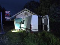 Šest osob se zranilo při nárazu dodávky do drážního domku u železničního přejezdu v obci Březiny-Nectava
