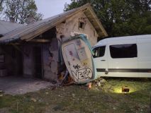 Šest osob se zranilo při nárazu dodávky do drážního domku u železničního přejezdu v obci Březiny-Nectava
