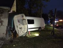 Šest osob se zranilo při nárazu dodávky do drážního domku u železničního přejezdu v obci Březiny-Nectava