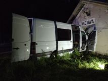Šest osob se zranilo při nárazu dodávky do drážního domku u železničního přejezdu v obci Březiny-Nectava