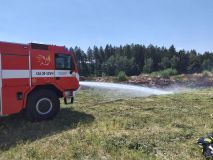 Horká neděle dává hasičům zabrat. Ve spalujícím vedru museli likvidovat už pět požárů porostů  