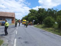 Motocyklista se srazil s osobním automobilem v obci Dobrkov u Luže, se zraněním ho do nemocnice přepravoval vrtulník