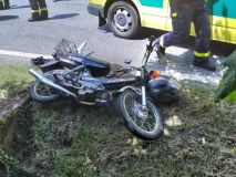 Motocyklista se srazil s osobním automobilem v obci Dobrkov u Luže, se zraněním ho do nemocnice přepravoval vrtulník