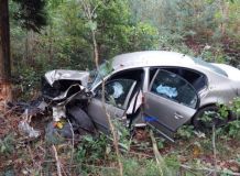 Osobní autu narazilo u Skutče do stromu, jedena osoba utrpěla zranění