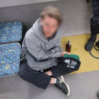 Muž si spletl autobus s barem, na cestu se vybavil lahví rumu a pohodlně se s ní usadil na zem