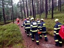 Obrazem: hasiči spolu se záchranáři zasahovali v lesním terénu, zraněného donesli k sanitce v nosítkách