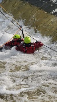 Obrazem: Při pádu do řeky, zejména u jezu, vás může semlít vodní válec. Jak se zachraňuje člověk z divoké vody, trénovali hasiči