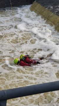Obrazem: Při pádu do řeky, zejména u jezu, vás může semlít vodní válec. Jak se zachraňuje člověk z divoké vody, trénovali hasiči