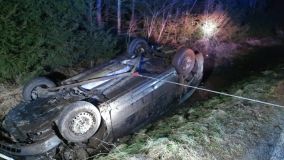 Auto vylétlo ze silnice do stromu, ten musel být pokácen. Těžkou nehodu ohlásily chytré hodinky. A srazilo se pět aut