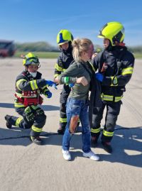 Obrazem: Na pardubickém letišti se činily složky IZS, byly tam čtyři desítky zraněných, i lidé bez známek života. Došlo tam k simulované letecké nehodě