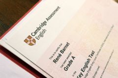 Obrazem: Na čtyři desítky studentů byly za svoji Angličtinu odměněny Cambridge certifikáty