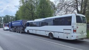 Ve Vysokém Mýtě došlo ke srážce kamionu a autobusu. Pro řidiče jela záchranka