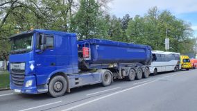 Ve Vysokém Mýtě došlo ke srážce kamionu a autobusu. Pro řidiče jela záchranka