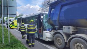 Ve Vysokém Mýtě došlo ke srážce kamionu a autobusu. Pro řidiče jela záchranka