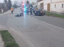 Nehoda motocyklisty s osobním autem a se raněním na hodinu uzavřela provoz na křižovatce v obci Zminný