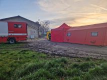 Nelehká práce hasičů: v Albrechticích bude dnes probíhat likvidace drůbeže nakažené ptačí chřipkou