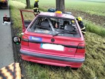 Po nárazu vozu do stromu u Jablonného na Orlicí se tři cestující zranili, u Jevíčka, jeden